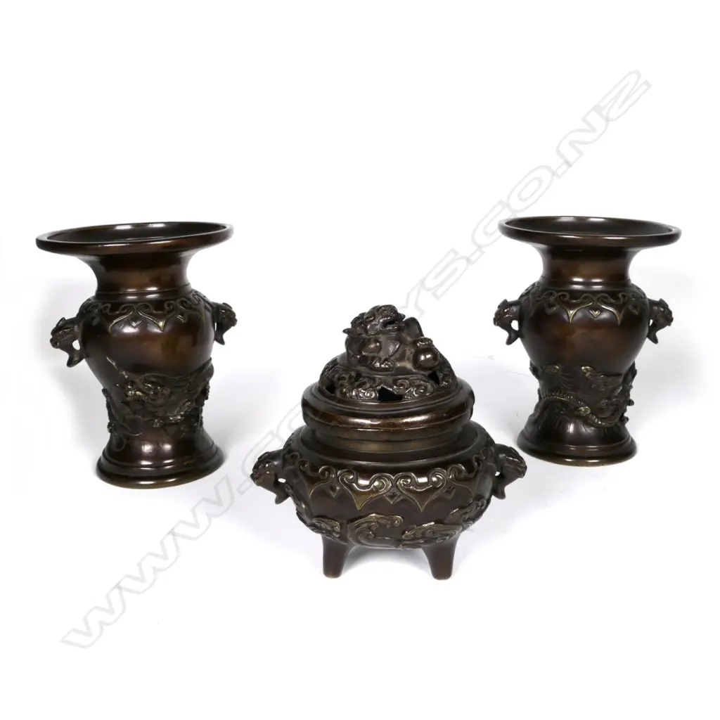 A Chinese bronze three-piece garniture Image 1++