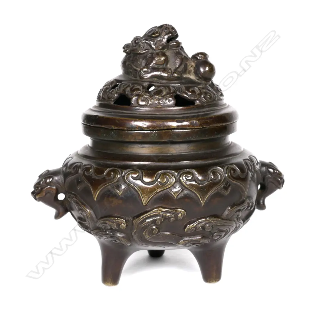 A Chinese bronze three-piece garniture Image 1++