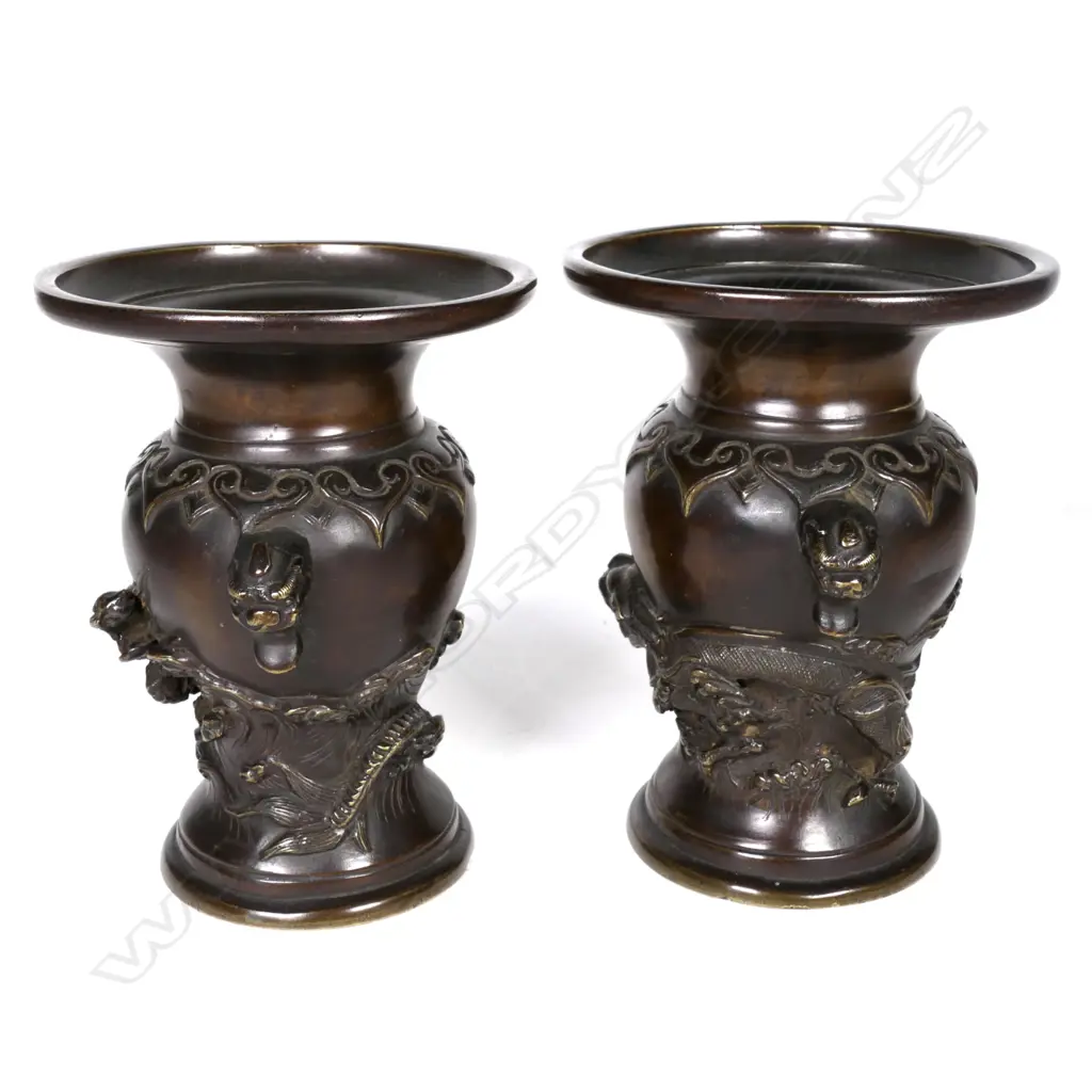 A Chinese bronze three-piece garniture Image 1++
