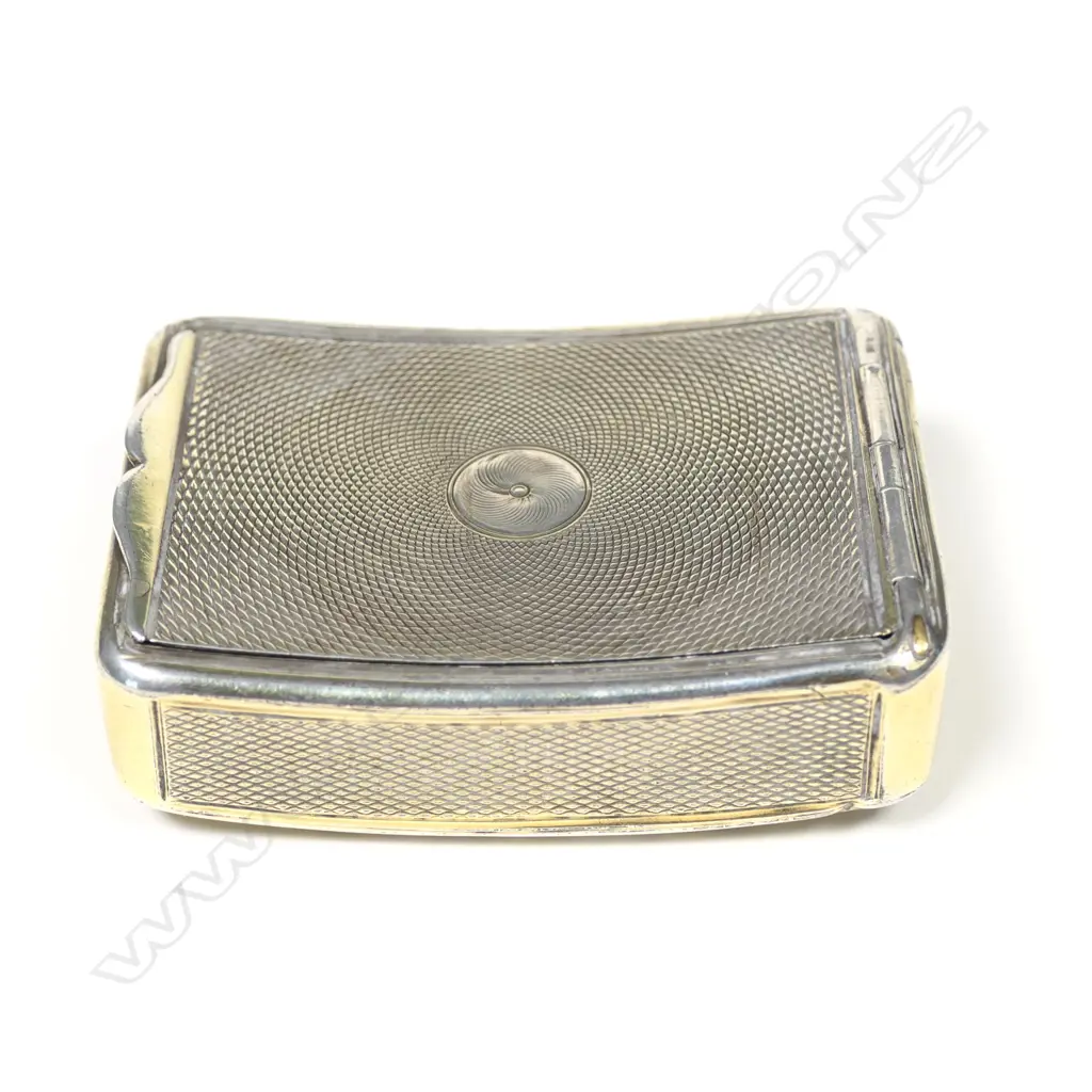 A George III silver snuff box Image 1++