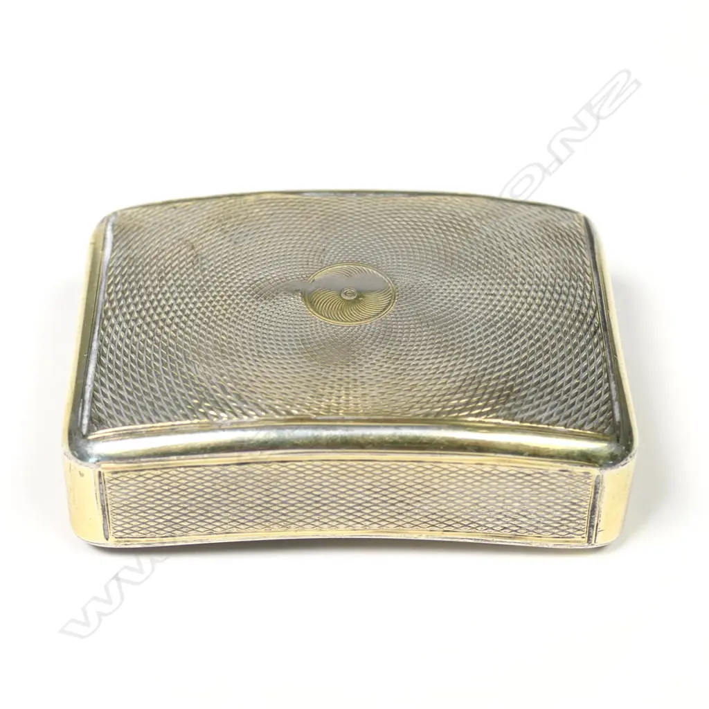 A George III silver snuff box Image 1++