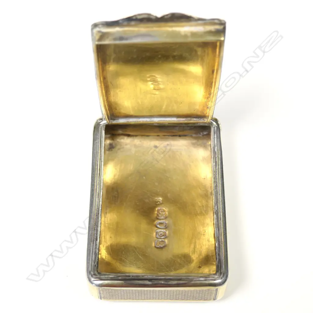 A George III silver snuff box Image 1++