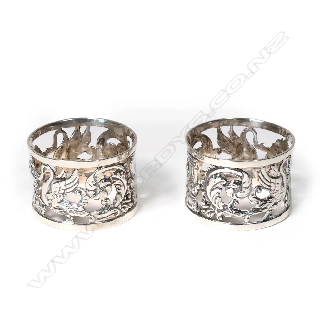 A pair of silver napkin rings Image 1++