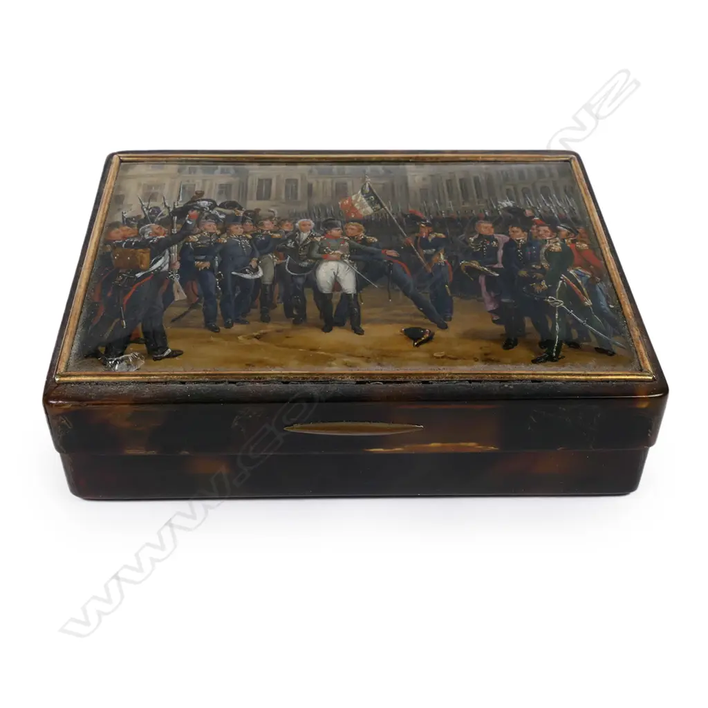 A 19thC French tortoiseshell snuff box Image 1++
