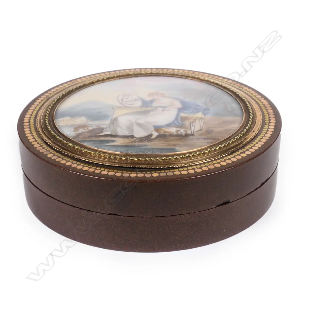 A late 18thC French gold mounted tortoiseshell and lacquer bonbonnière Image 1++