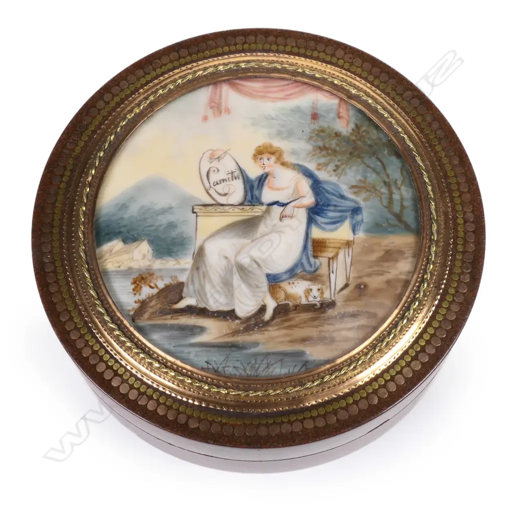 A late 18thC French gold mounted tortoiseshell and lacquer bonbonnière Image 1++