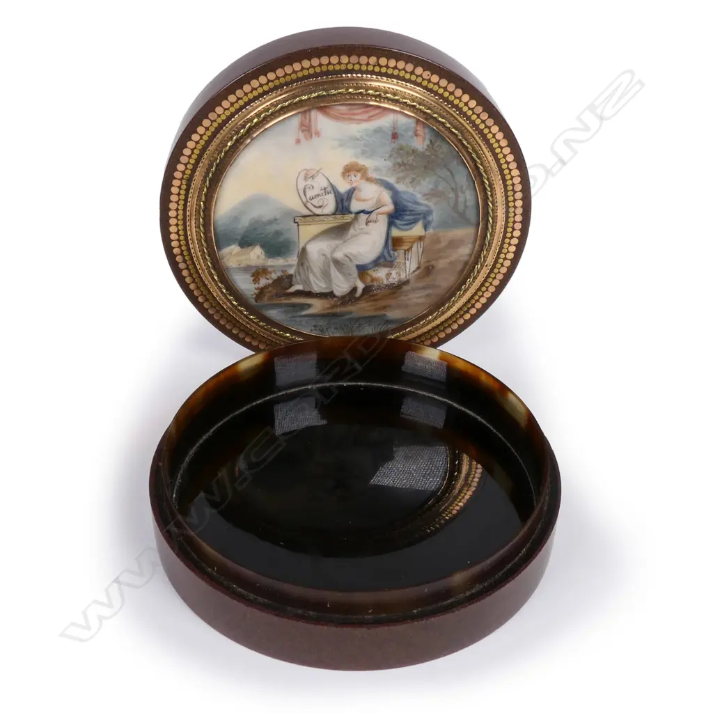 A late 18thC French gold mounted tortoiseshell and lacquer bonbonnière Image 1++