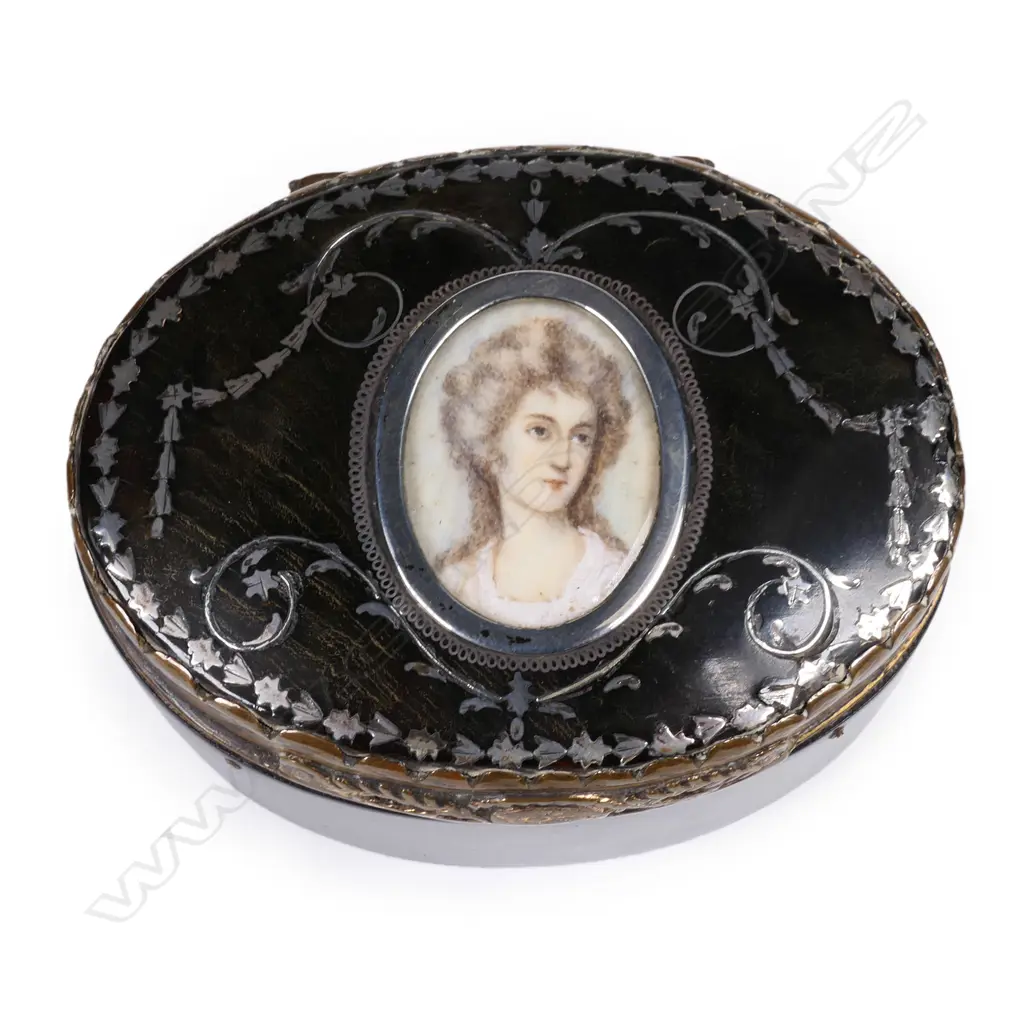 A Regency piqué and tortoiseshell bonbonnière Image 1++