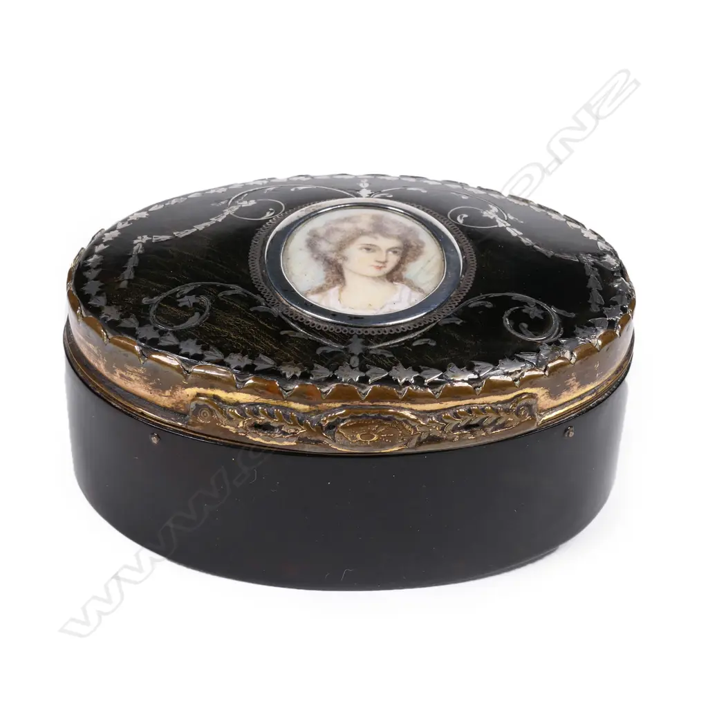 A Regency piqué and tortoiseshell bonbonnière Image 1++