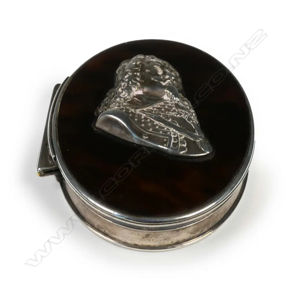 A silver mounted snuff box with silver appliqué portrait of Charles I Image 1++