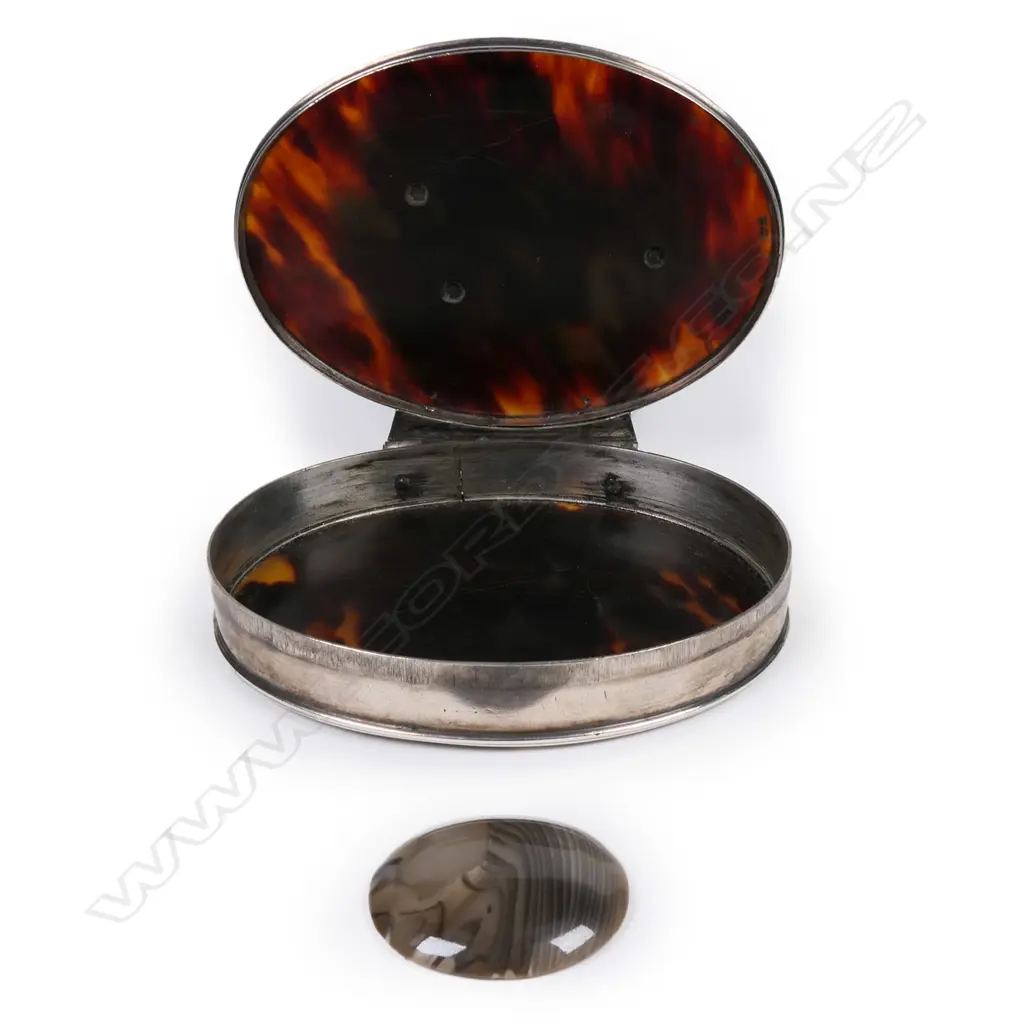 A silver mounted snuff box with silver appliqué portrait of Charles I Image 1++