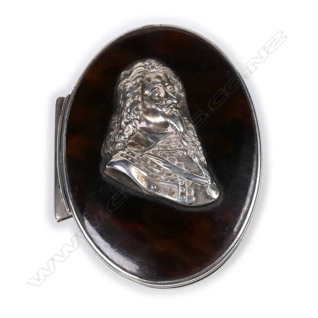 A silver mounted snuff box with silver appliqué portrait of Charles I Image 1++