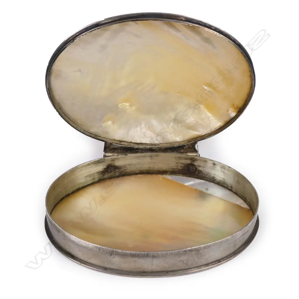 A 18thC silver and mother-of-pearl snuff box Image 1++
