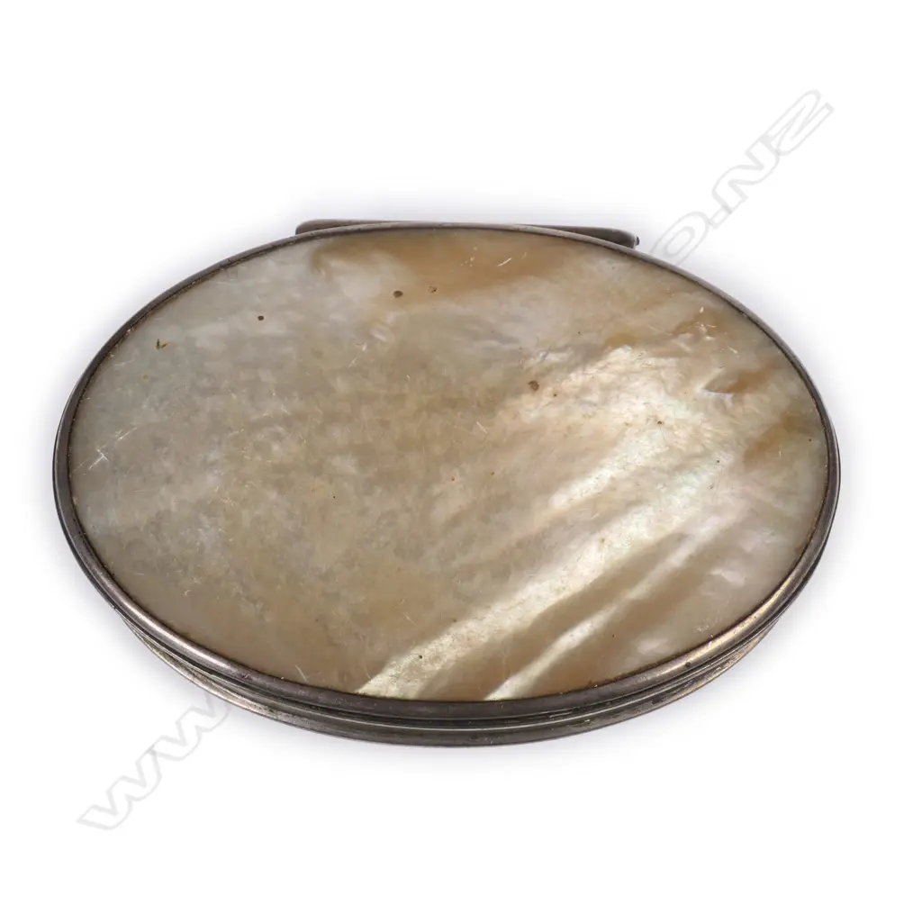 A 18thC silver and mother-of-pearl snuff box Image 1++