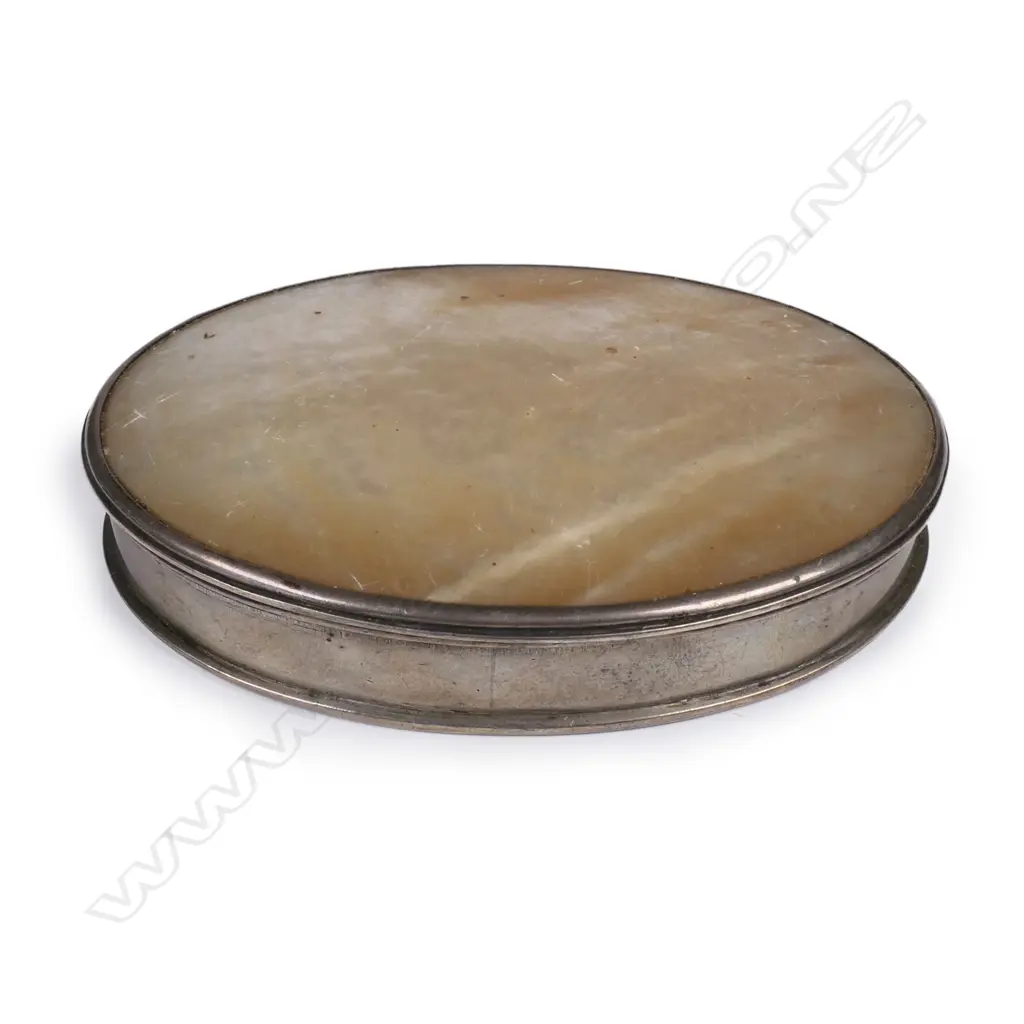 A 18thC silver and mother-of-pearl snuff box Image 1++