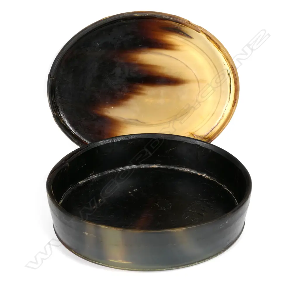 An 18thC pressed horn snuff box Image 1++