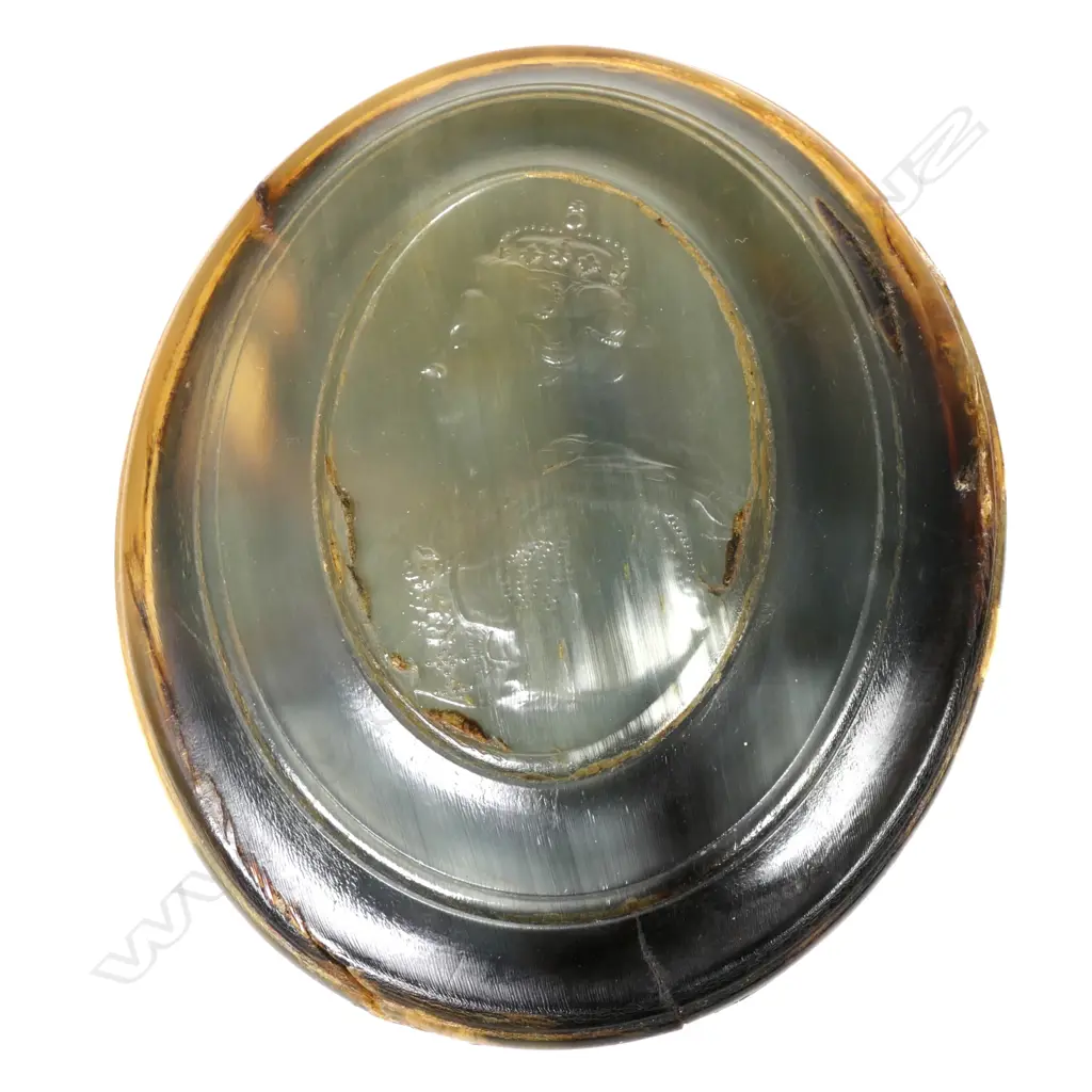 An 18thC pressed horn snuff box Image 1++