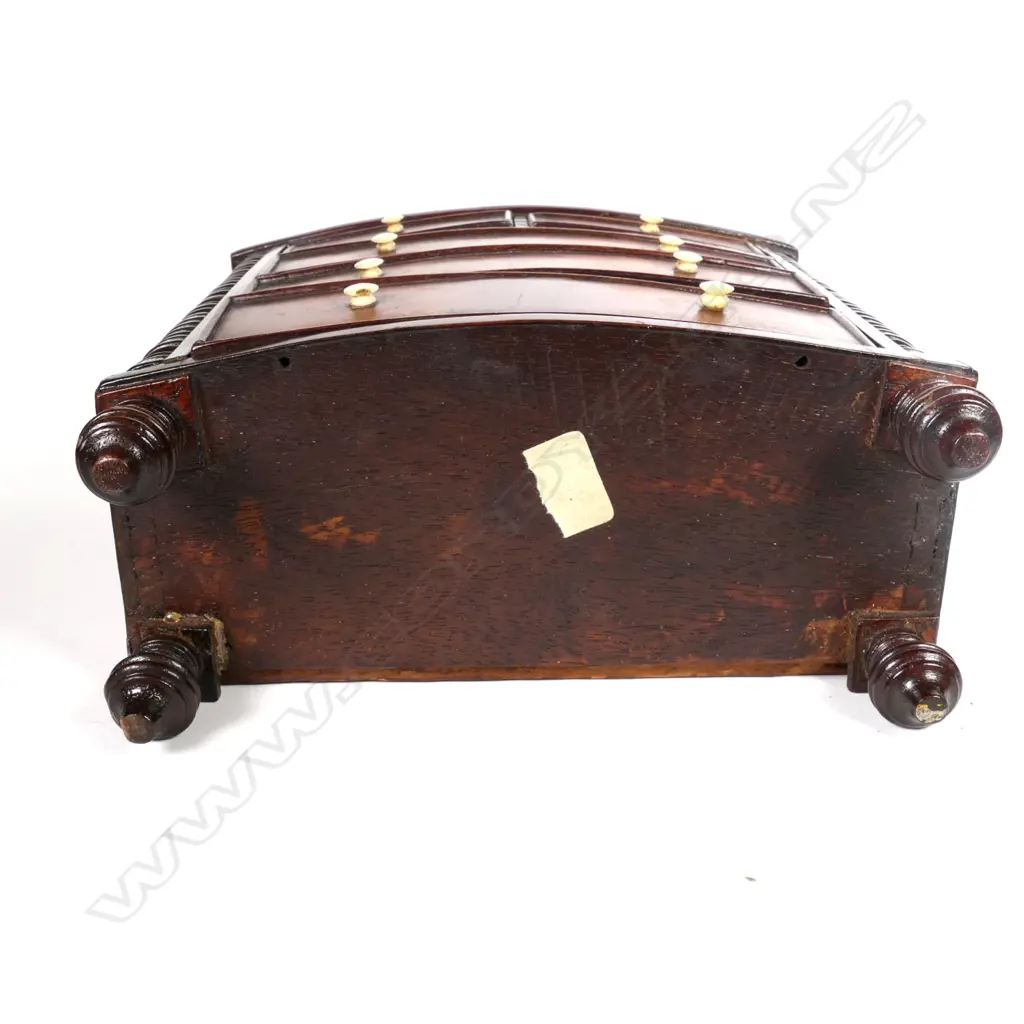 A Georgian mahogany miniature bowfront chest of drawers Image 1++