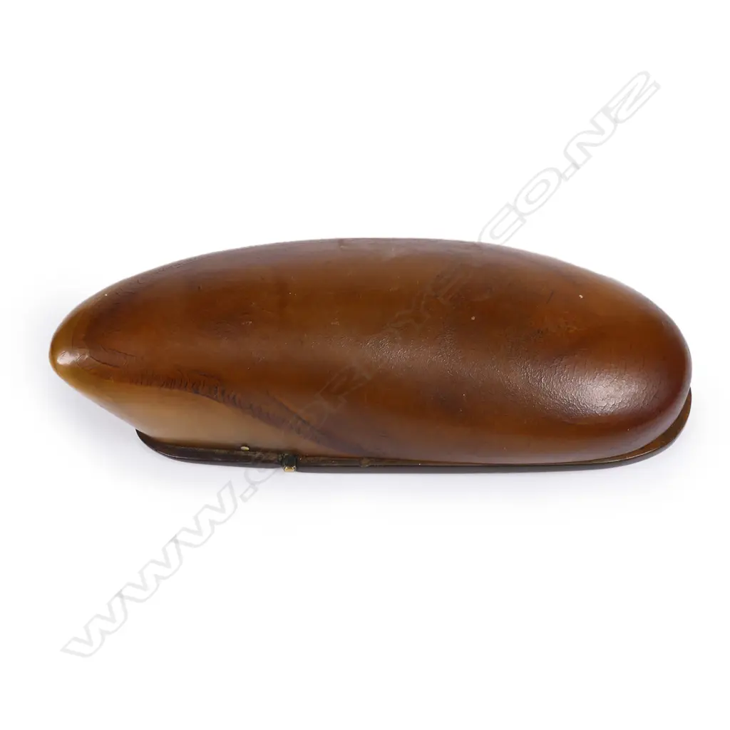 A 19thC horn snuff box Image 1++