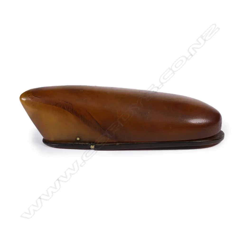 A 19thC horn snuff box Image 1++