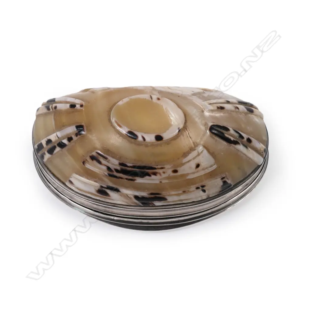 An early George III silver and mother-of-pearl shell snuff box Image 1++