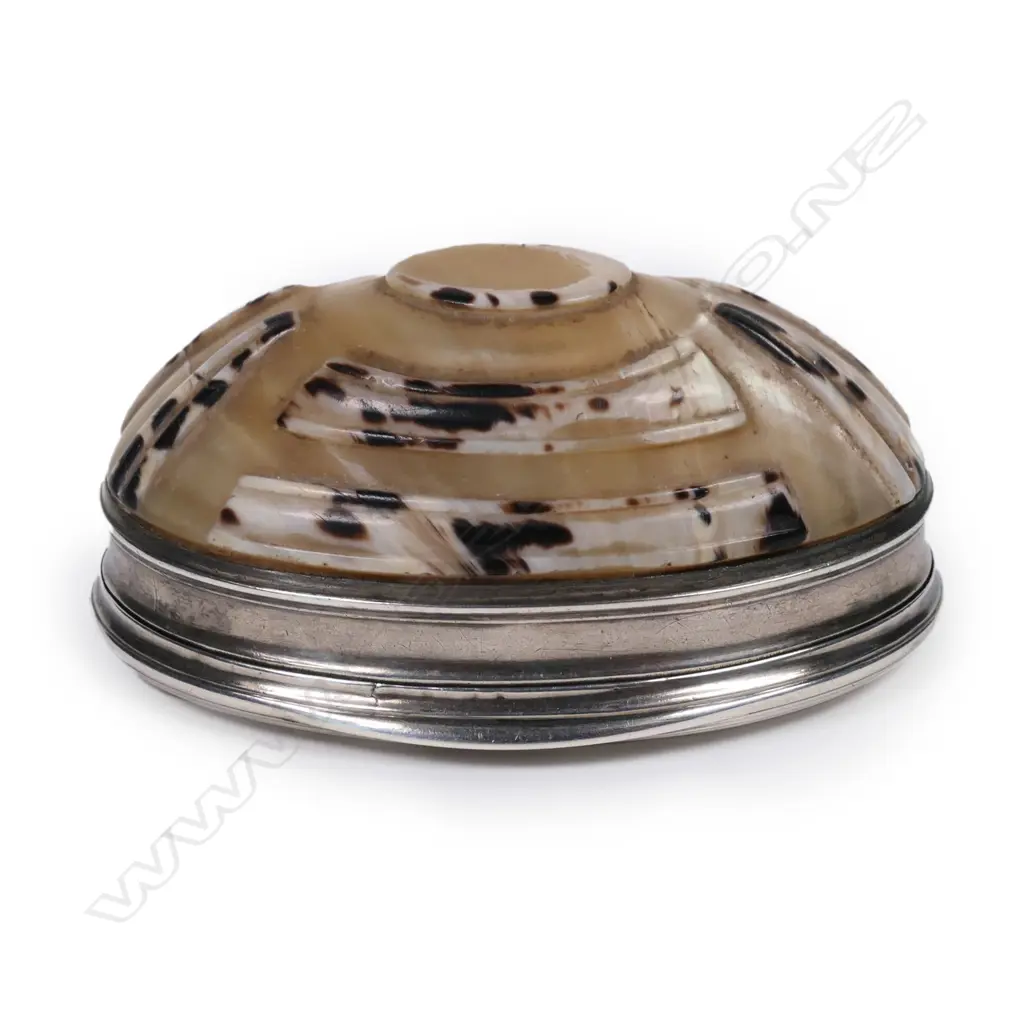 An early George III silver and mother-of-pearl shell snuff box Image 1++