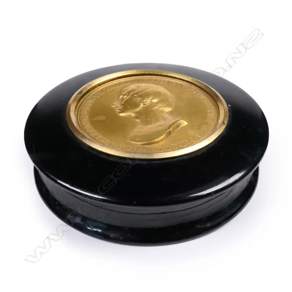An early 19thC black lacquer commemorative snuff box Image 1++