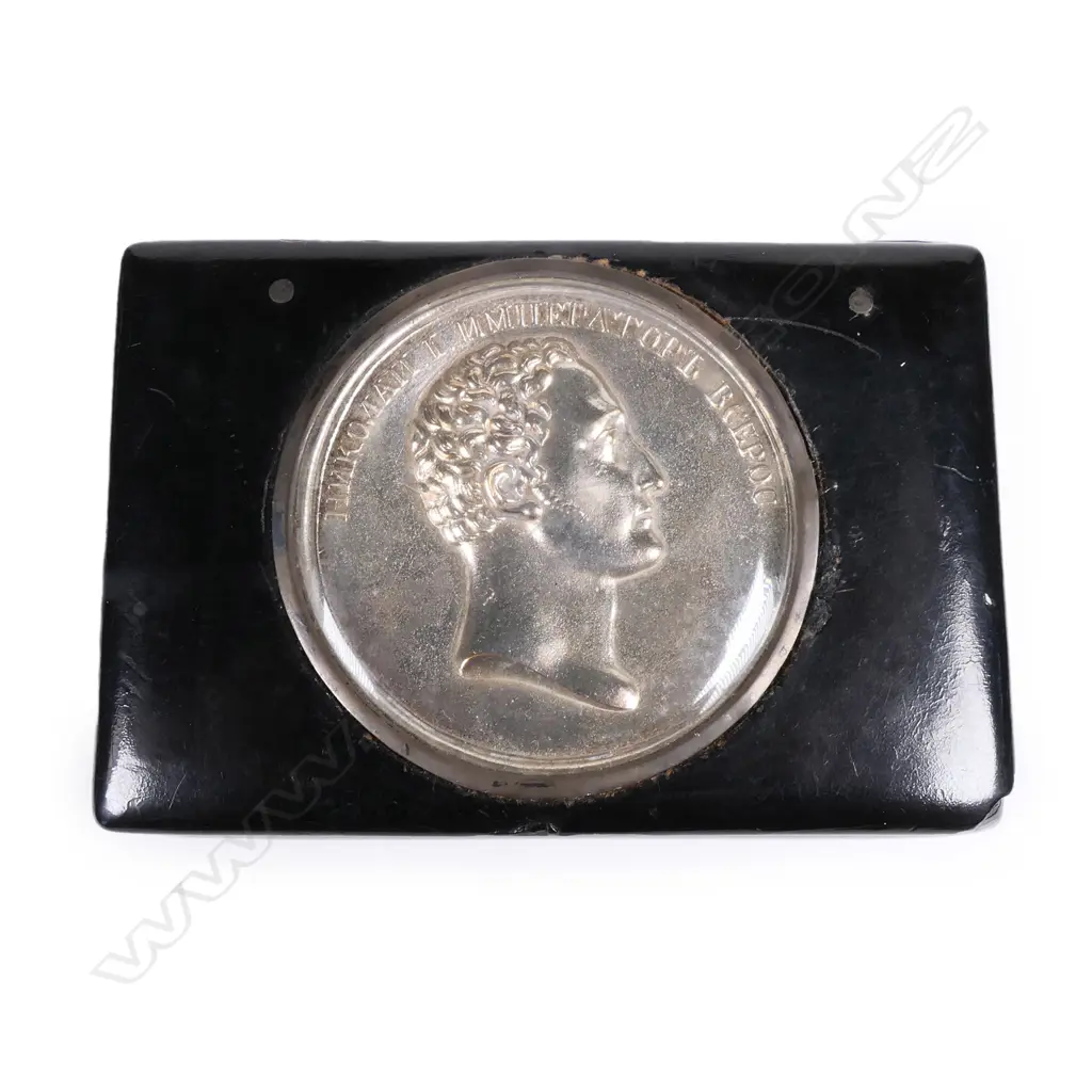 A Victorian papier-mâché snuff box Image 1++