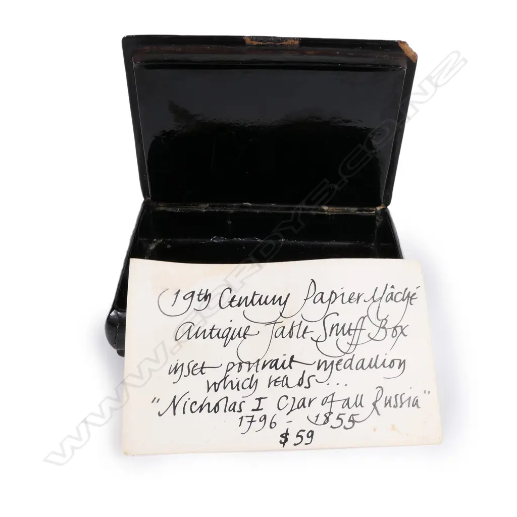 A Victorian papier-mâché snuff box Image 1++