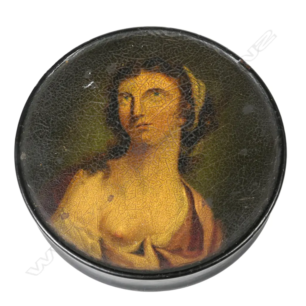 A 19thC papier-mâché snuff box Image 1++