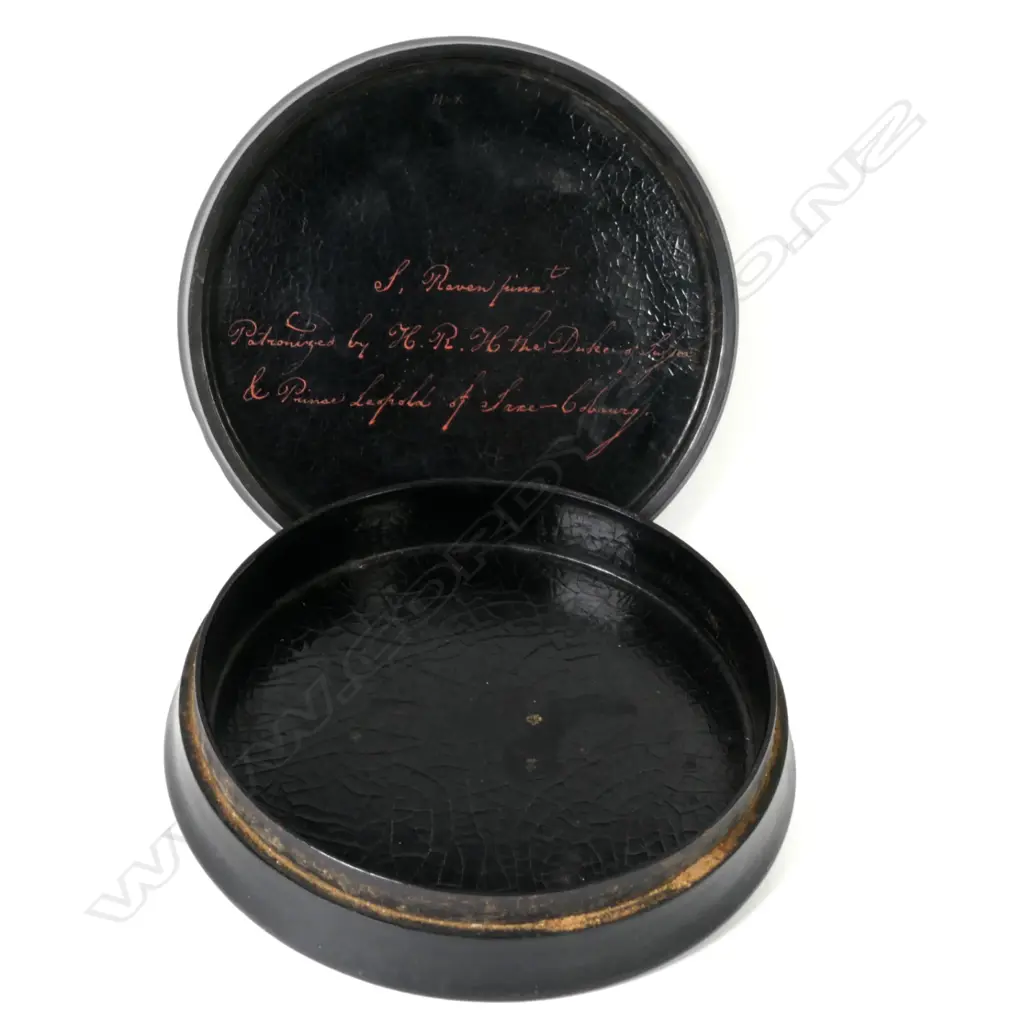 A 19thC papier-mâché snuff box Image 1++