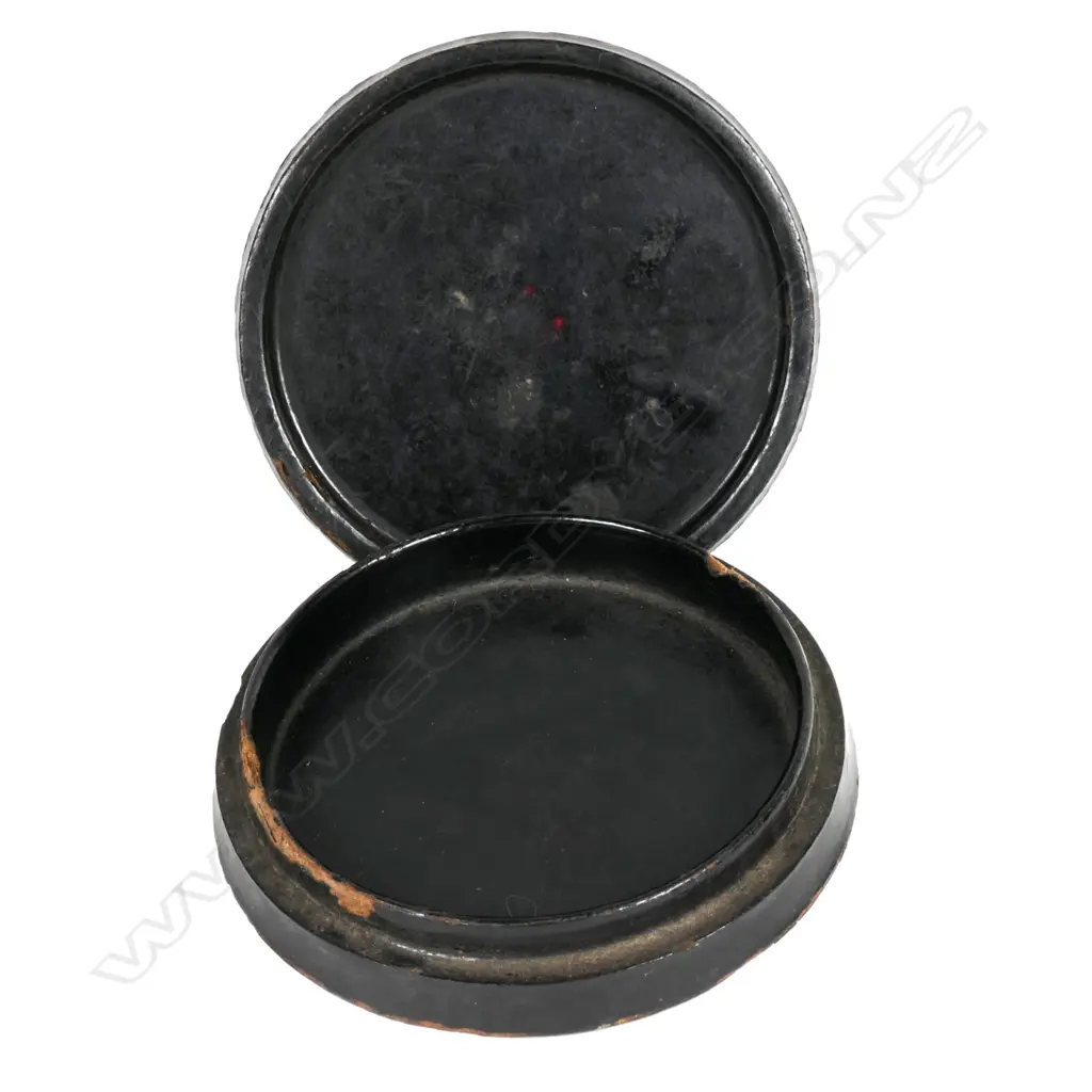 A 19thC papier-mâché snuff box Image 1++