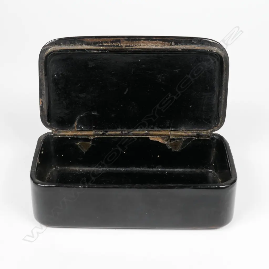 A 19thC papier-mâché snuff box Image 1++