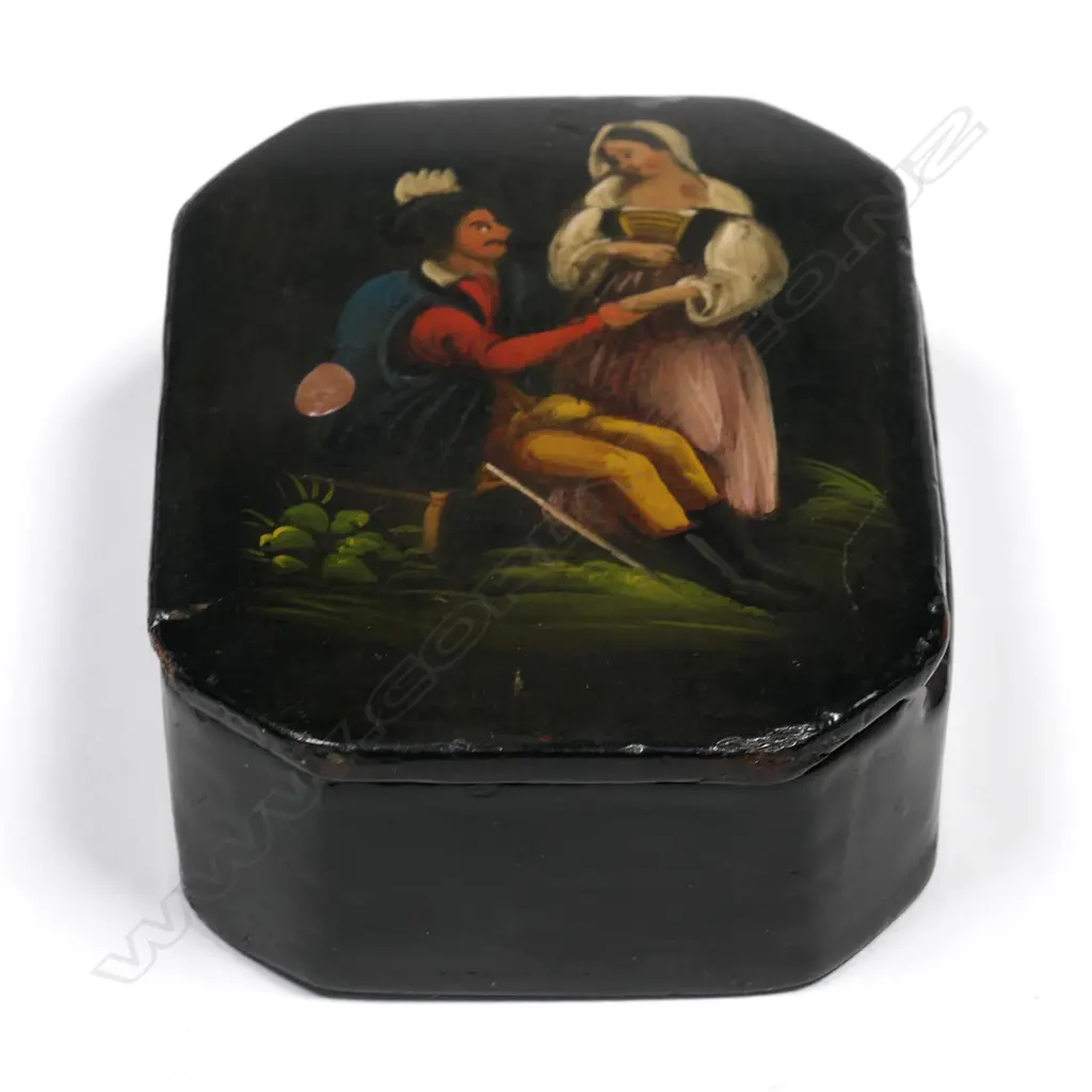 A Victorian papier maché snuff box Image 1++