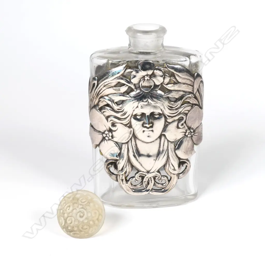 An early 1900s French glass perfume bottle Image 1++