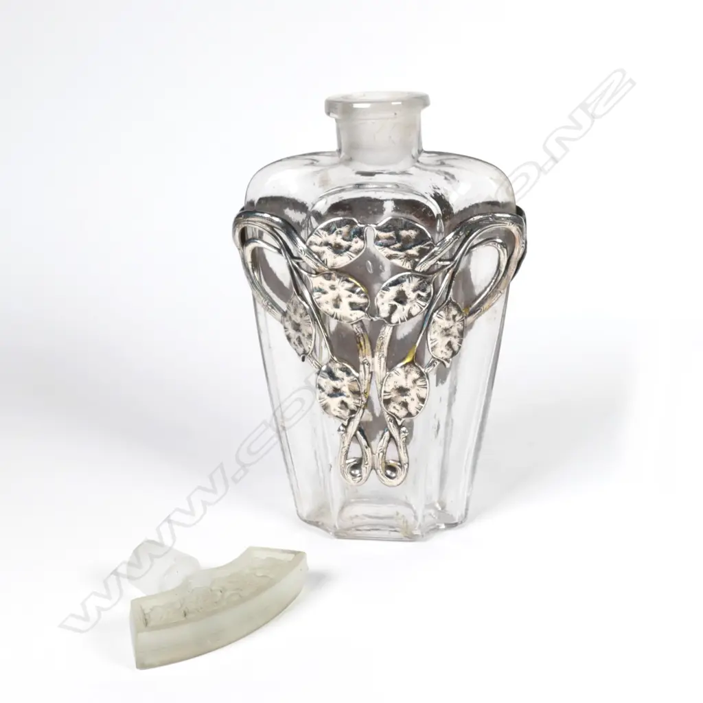 An early 1900s French glass perfume bottle Image 1++