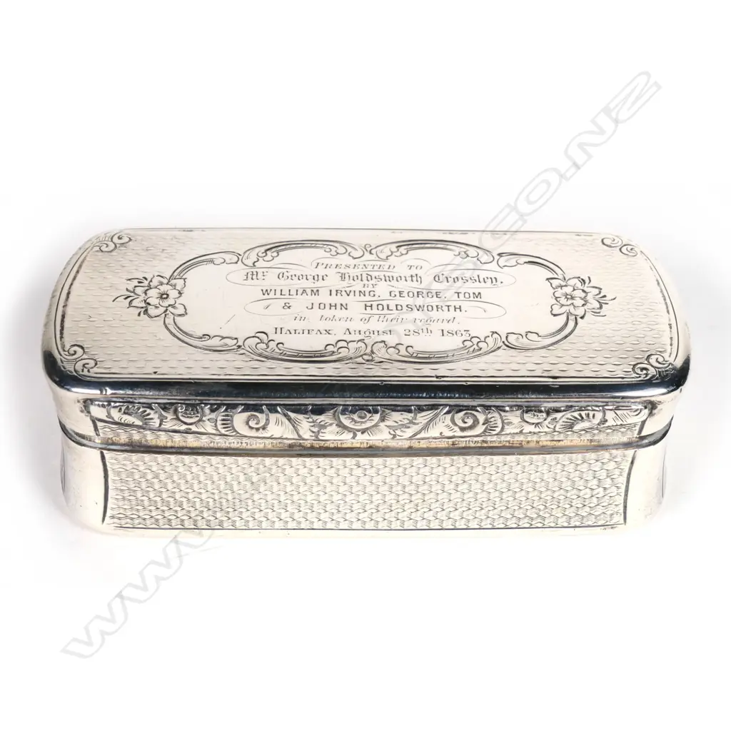 A silver snuff box Image 1++
