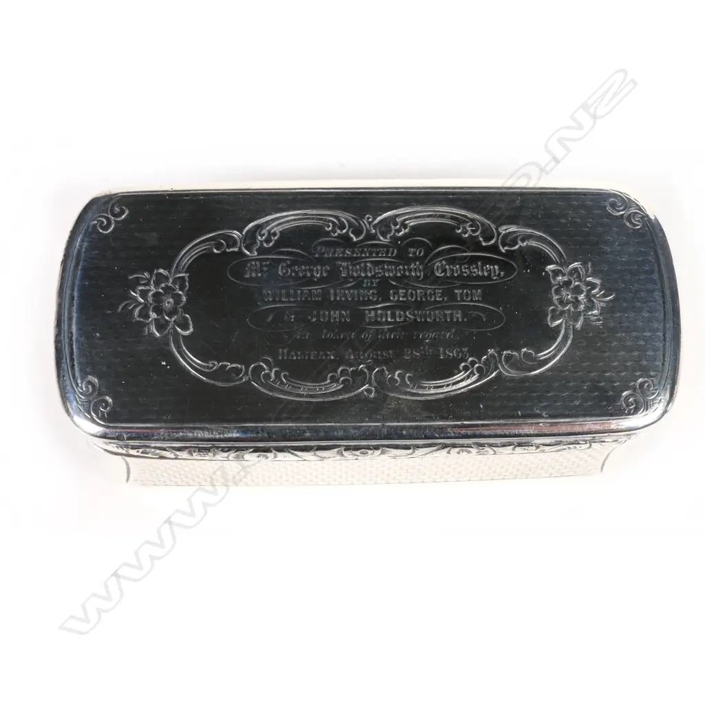 A silver snuff box Image 1++