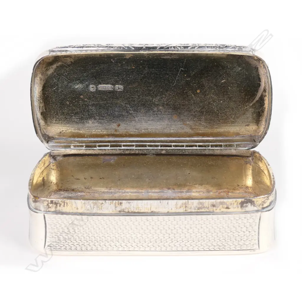 A silver snuff box Image 1++