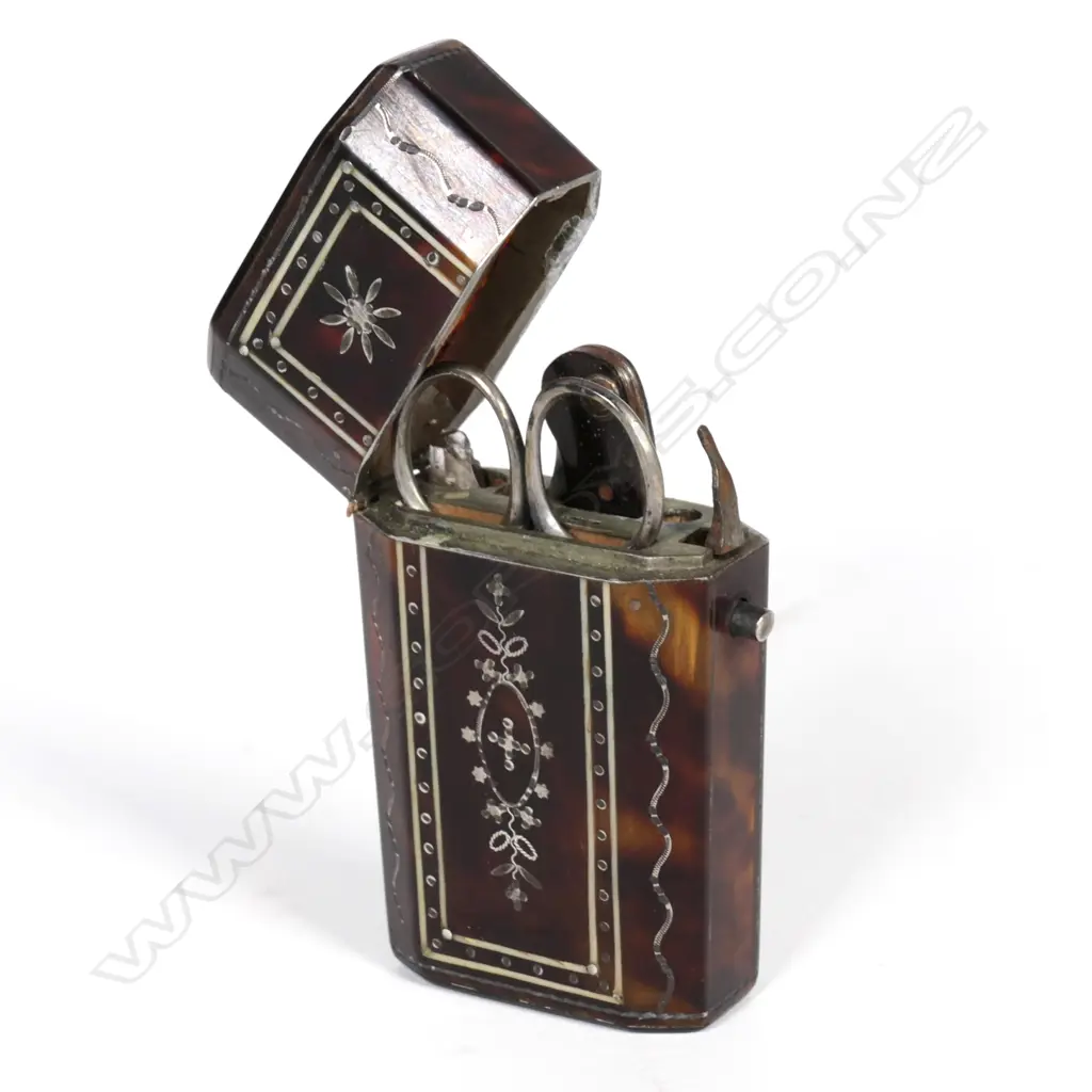 A 19thC tortoiseshell étui Image 1++