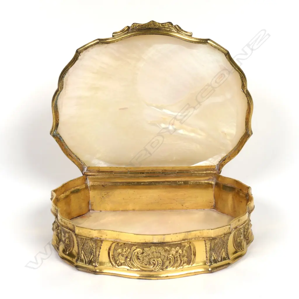 A 19thC mother of pearl and gilt bonbonnière Image 1++