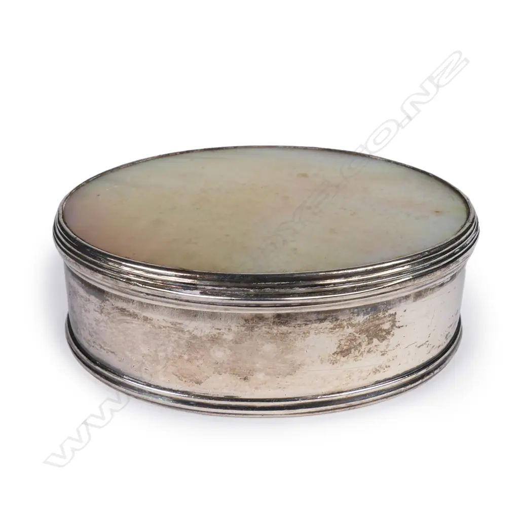 A George III silver and mother-of-pearl lidded snuff box Image 1++