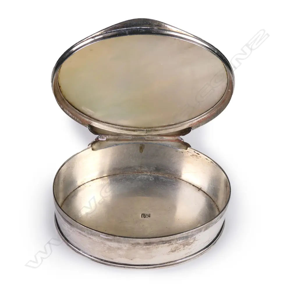 A George III silver and mother-of-pearl lidded snuff box Image 1++