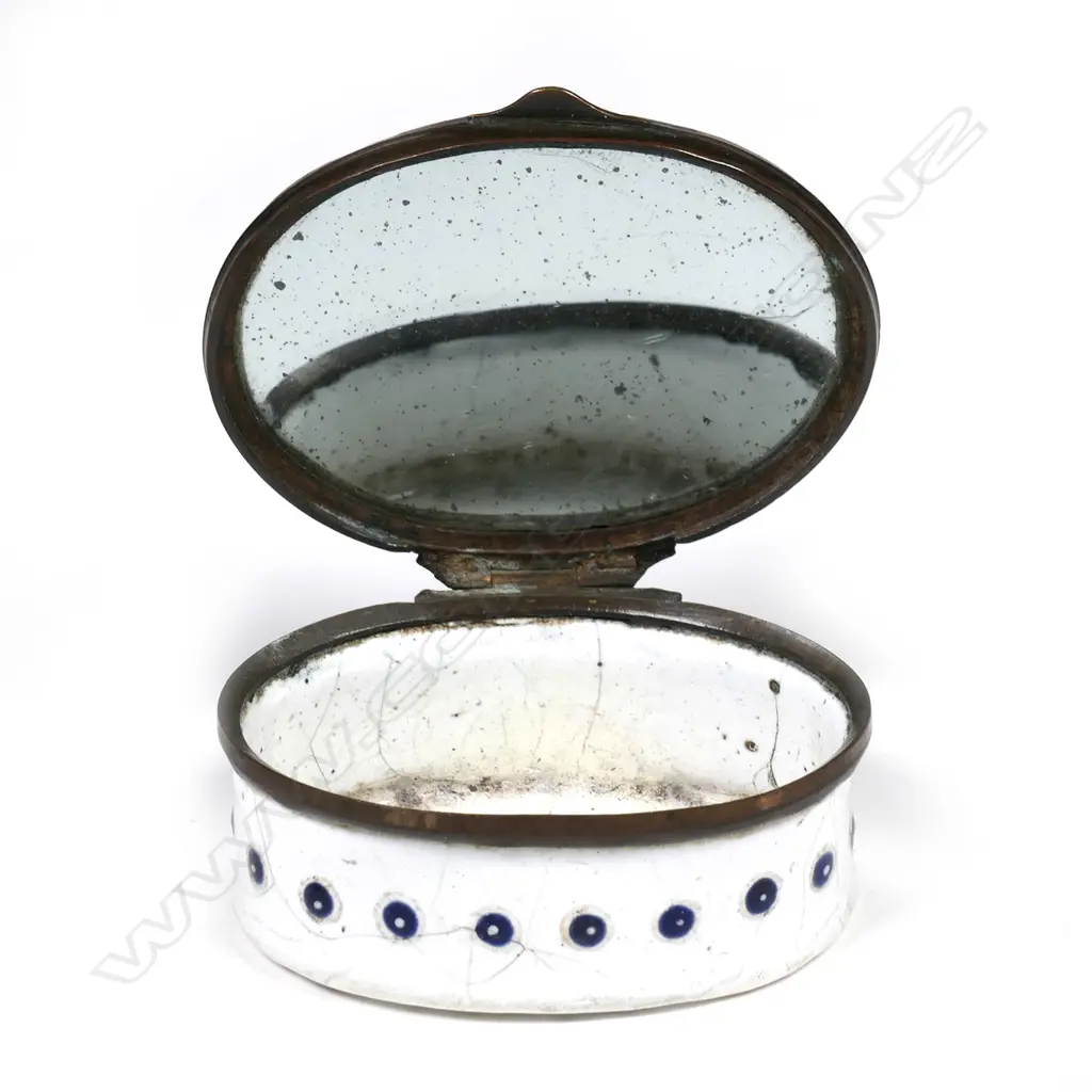 A Georgian Bilston style enamel patch box Image 1++