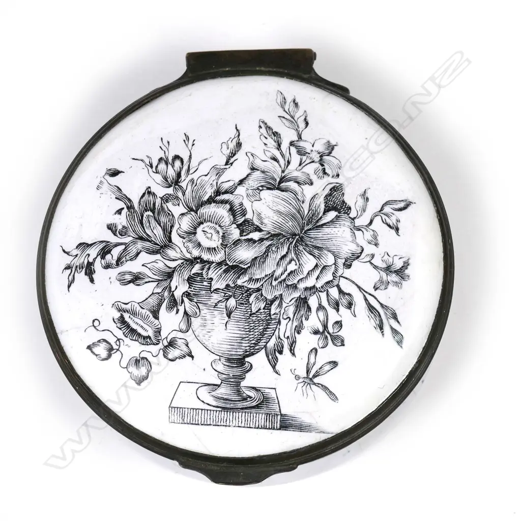 A Georgian Bilston style enamel bonbonniere Image 1++