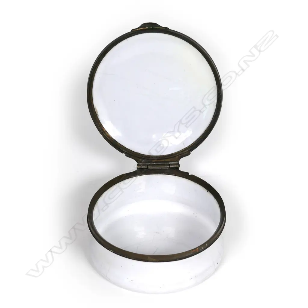 A Georgian Bilston style enamel bonbonniere Image 1++