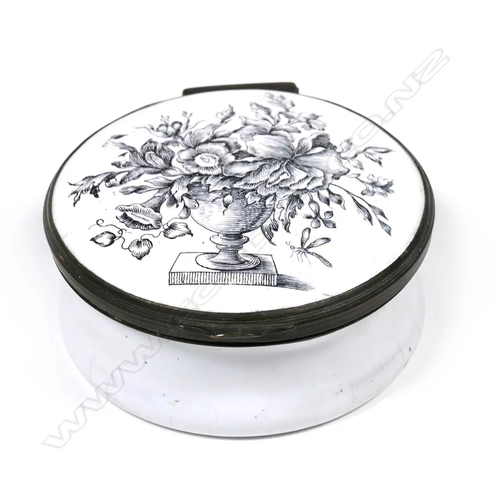 A Georgian Bilston style enamel bonbonniere Image 1++