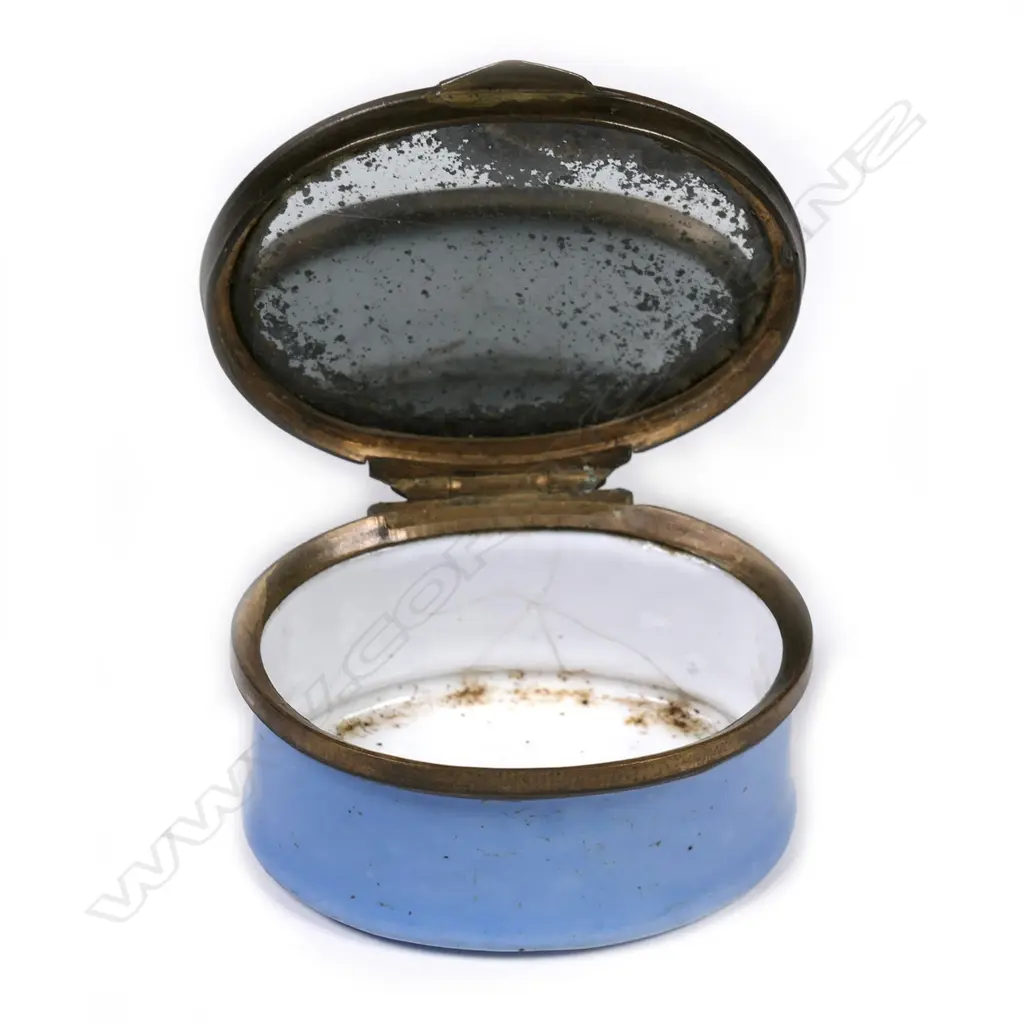 A Georgian Bilston style enamel patch box Image 1++