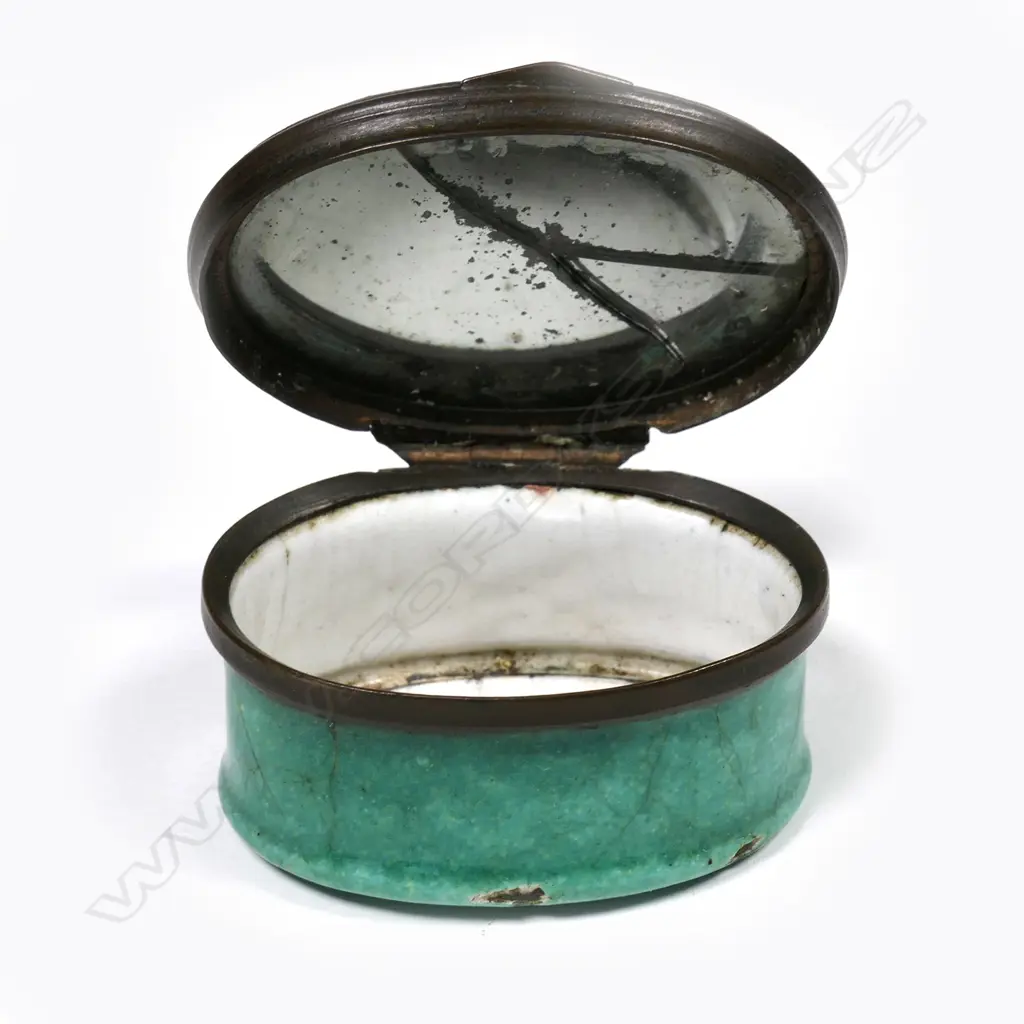 A Georgian Bilston enamel patch box Image 1++