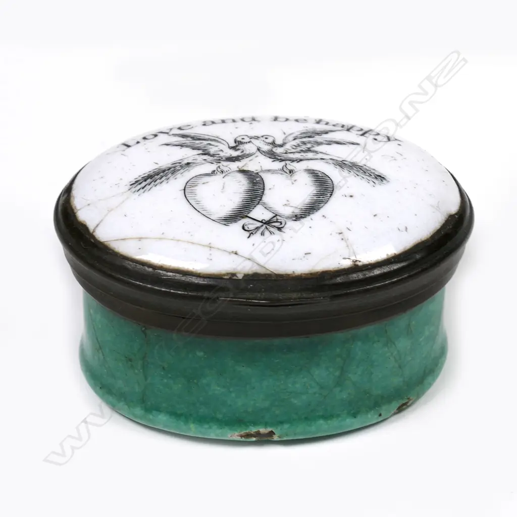 A Georgian Bilston enamel patch box Image 1++